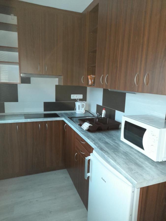 Vinoteka "U Kozu" Hotel โนเว เมสตู นอด เมตูยี ภายนอก รูปภาพ