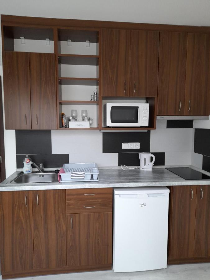 Vinoteka "U Kozu" Hotel โนเว เมสตู นอด เมตูยี ภายนอก รูปภาพ
