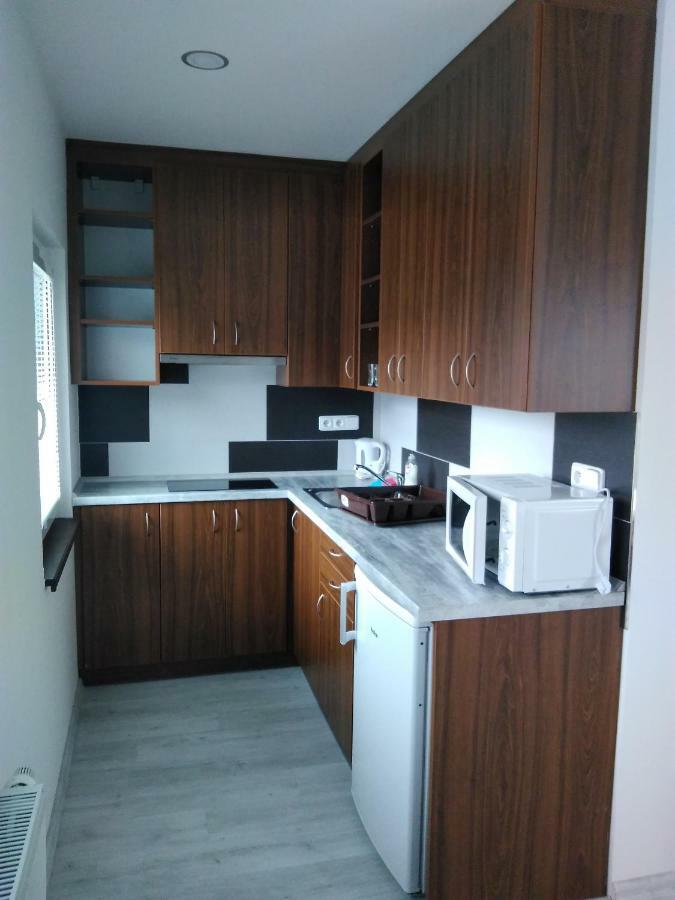 Vinoteka "U Kozu" Hotel โนเว เมสตู นอด เมตูยี ภายนอก รูปภาพ