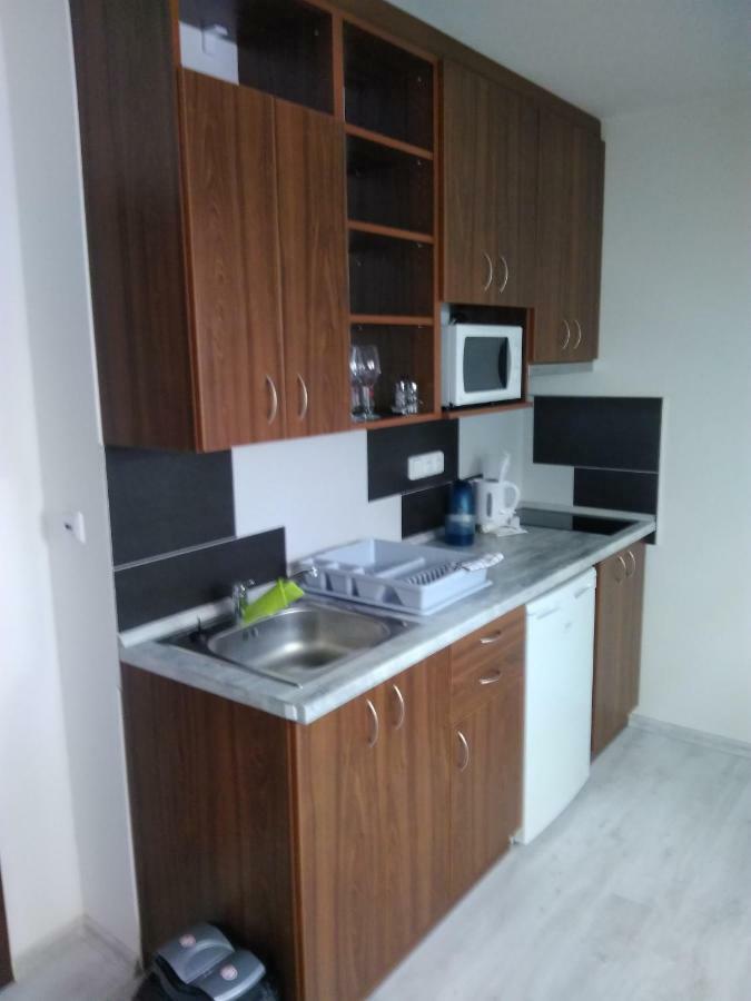 Vinoteka "U Kozu" Hotel โนเว เมสตู นอด เมตูยี ภายนอก รูปภาพ