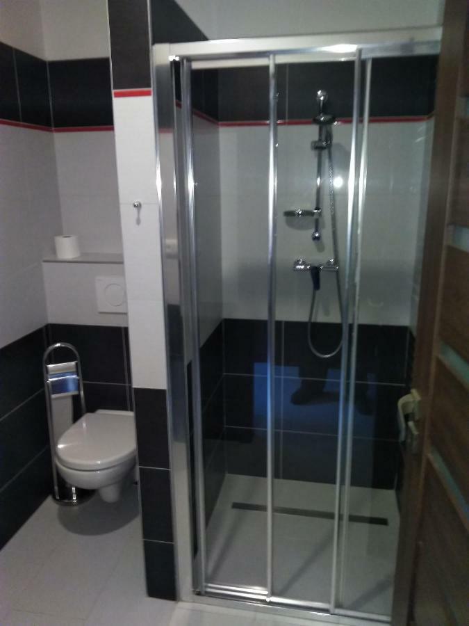 Vinoteka "U Kozu" Hotel โนเว เมสตู นอด เมตูยี ภายนอก รูปภาพ