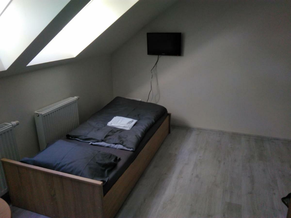 Vinoteka "U Kozu" Hotel โนเว เมสตู นอด เมตูยี ภายนอก รูปภาพ