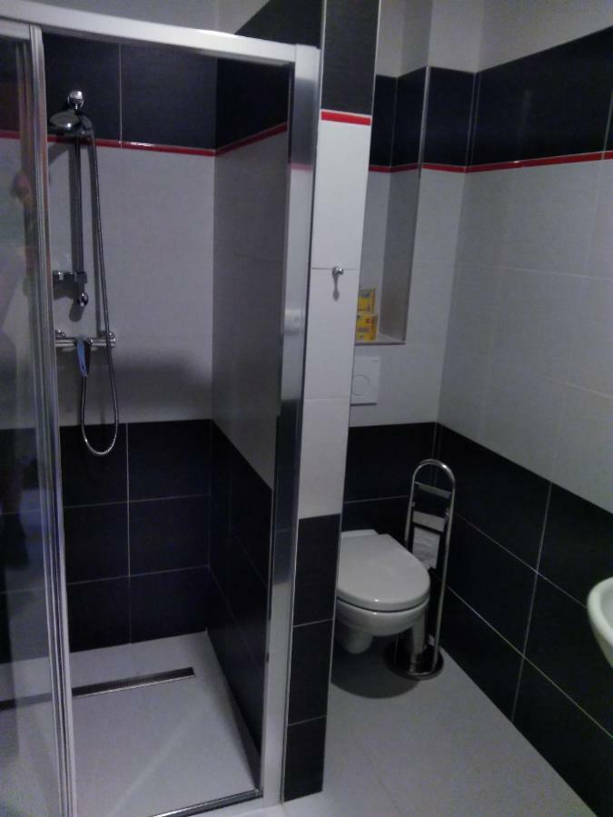 Vinoteka "U Kozu" Hotel โนเว เมสตู นอด เมตูยี ภายนอก รูปภาพ