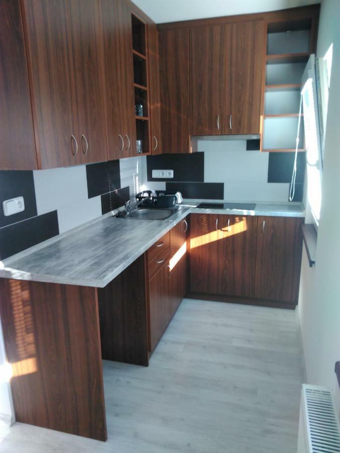 Vinoteka "U Kozu" Hotel โนเว เมสตู นอด เมตูยี ภายนอก รูปภาพ