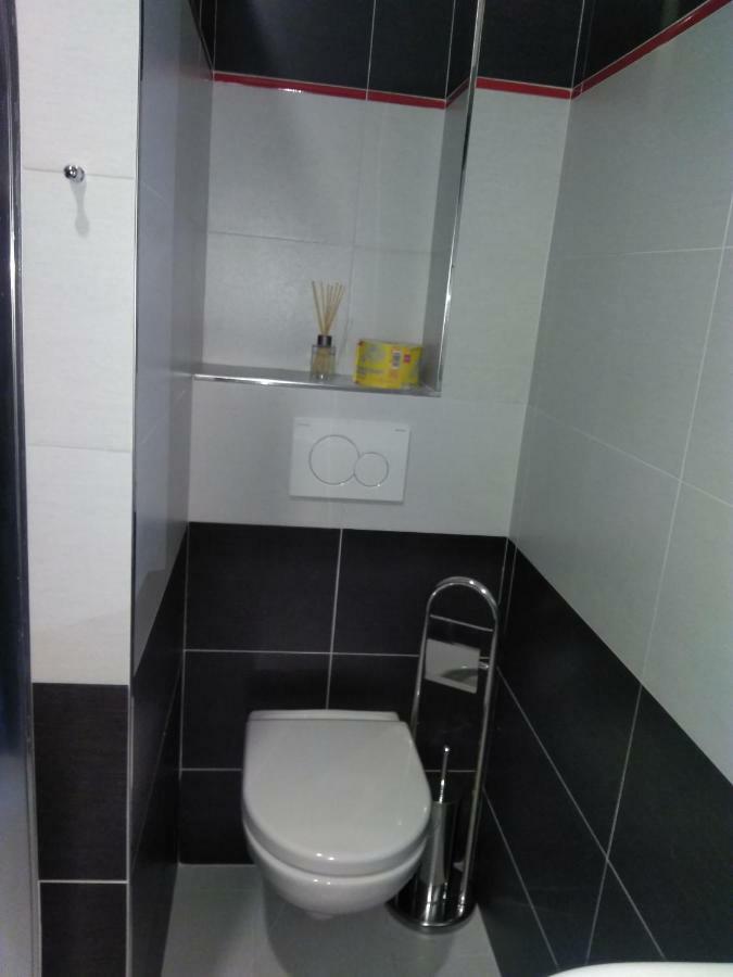 Vinoteka "U Kozu" Hotel โนเว เมสตู นอด เมตูยี ภายนอก รูปภาพ